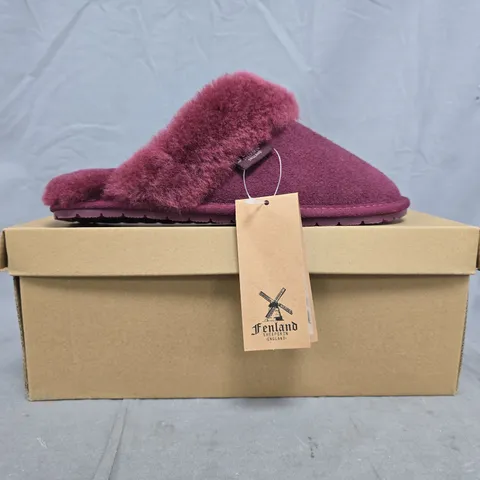 BOXED PAIR OF FENLAND WOMEN'S MULES IN BURGUNDY SIZE 5/6