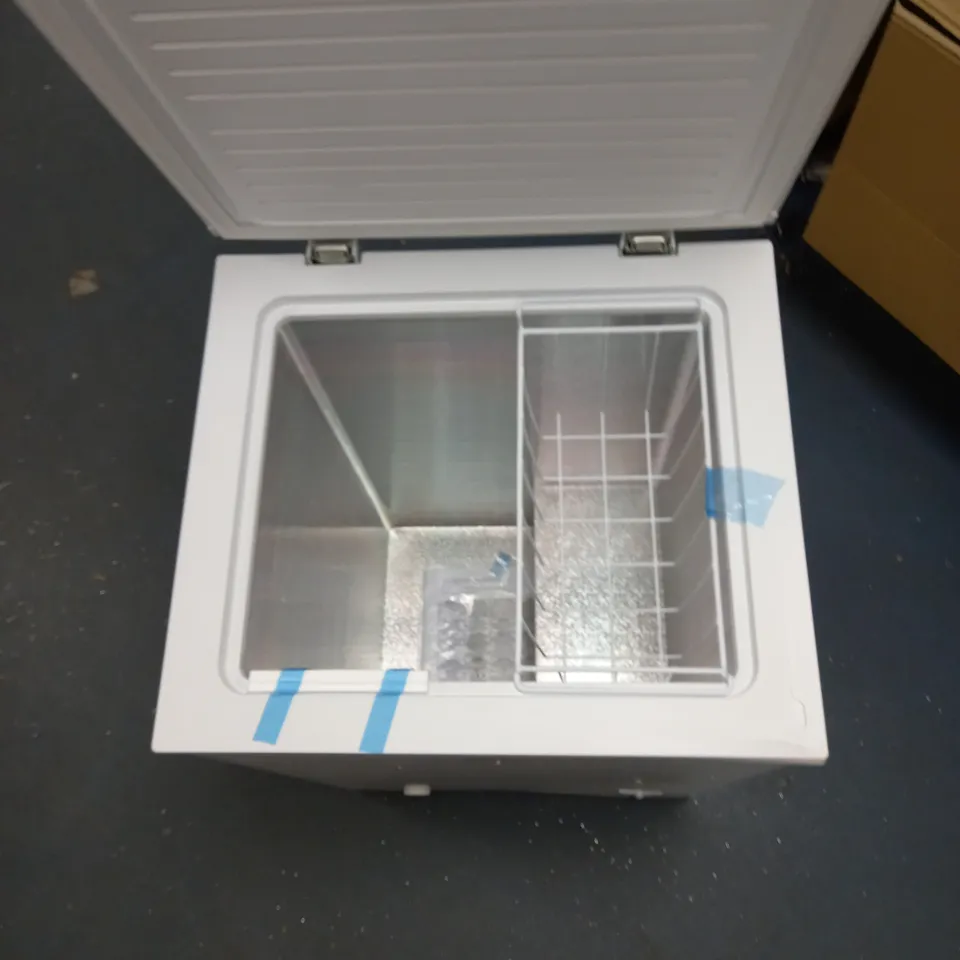 IGENIX IG100 FREESTANDING CHEST FREEZER, 99 LITRE CAPACITY WITH FREEZER BASKET, SUITABLE FOR OUTBUILDINGS AND GARAGES, WHITE