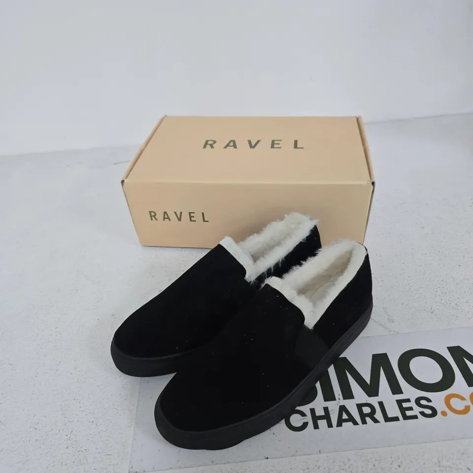 RAVEL OXLEY BLACK SUEDE SLIPPERS WITH FAUX FUR – UK 6 (RLS685) – BOXED