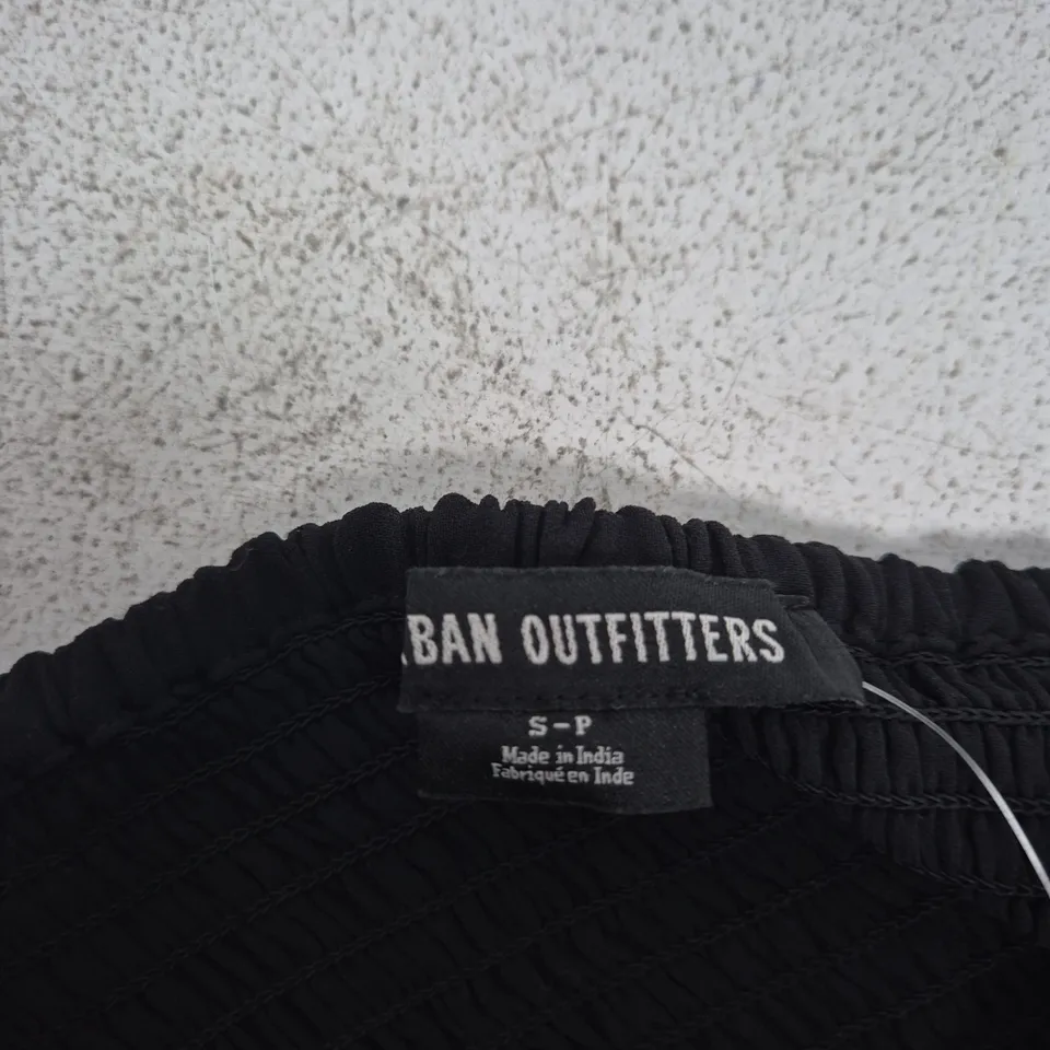 URBAN OUTFITTERS BLACK TOP WITH SILVER RING EMBELLISHMENTS – SIZE S-P