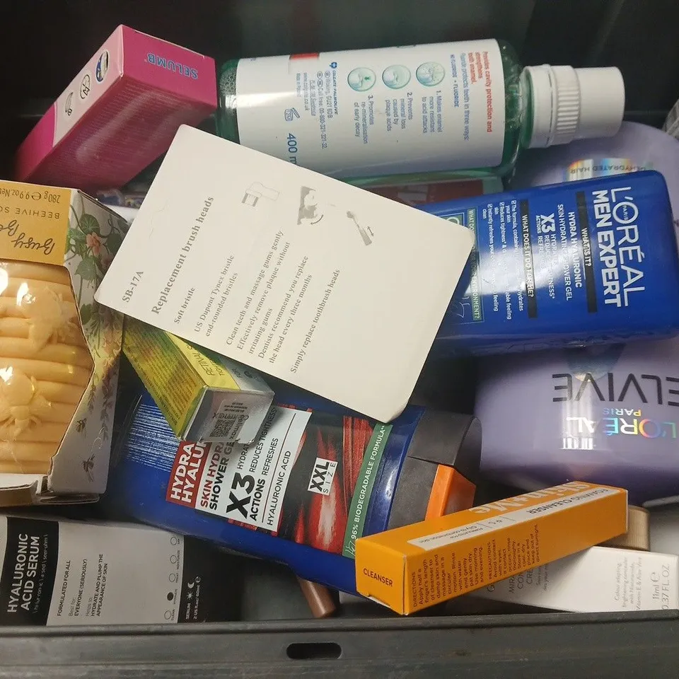 APPROXIMATELY 15 ASSORTED HEALTH & BEAUTY PRODUCTS TO INCLUDE LOREAL ELVIVE SHAMPOO, COLOUR CULTURE CREAM PEROXIDE, LOREAL MEN EXPERT SHOWER GEL, ETC - COLLECTION ONLY