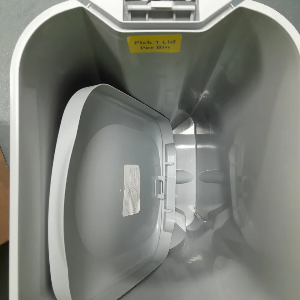 PLASTIC FAMILY BIN IN GREY
