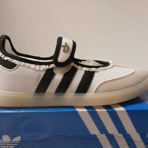 BOXED PAIR OF ADIDAS ORIGINALS SAMBA JANE SHOES β WHITE/BLACK, UK 6