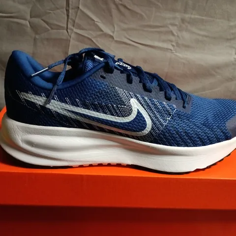 BOXED PAIR OF NIKE RUN DEFY RUNNING SHOES – UK SIZE 10