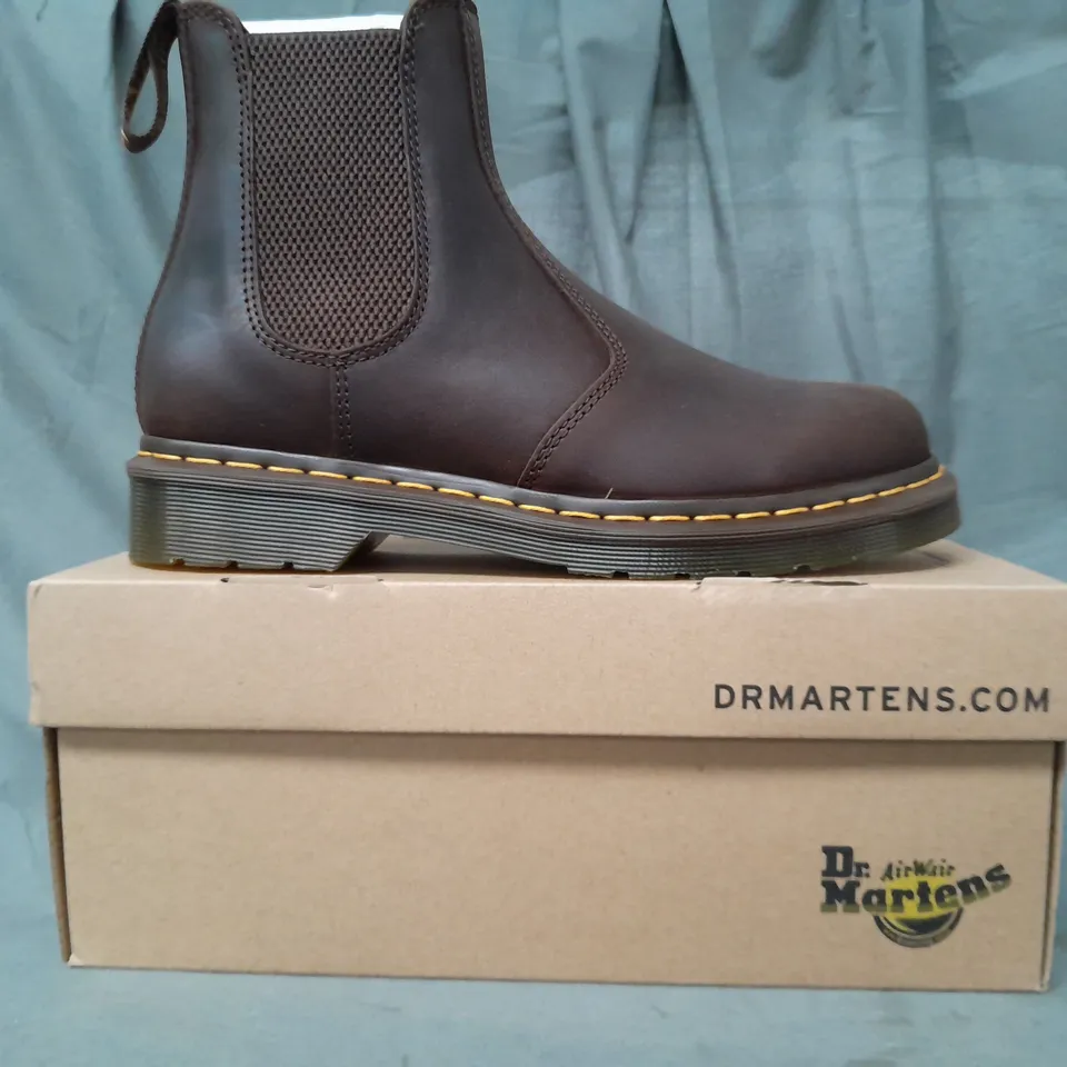 BOXED PAIR OF DR MARTENS 2976 YS ANKLE BOOTS IN DARK BROWN UK SIZE 6