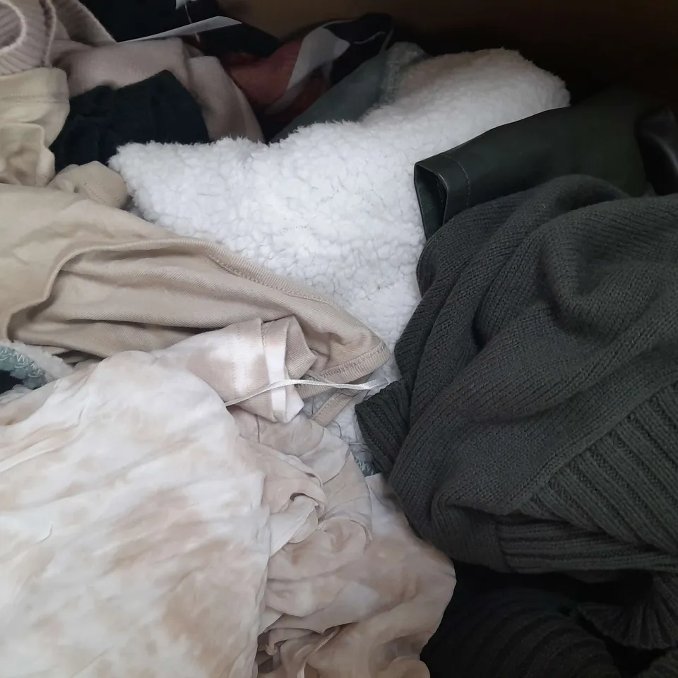 BOX OF APPROXIMATELY 10 ASSORTED HOUSEHOLD ITEMS TO INCLUDE CLOTHING ITEMS AND FOOTWEAR - COLLECTION ONLY
