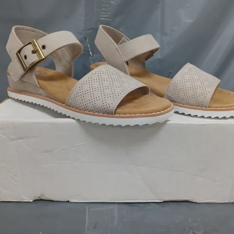 BOXED PAIR OF SKECHERS SANDALS IN TAUPE SIZE 5.5