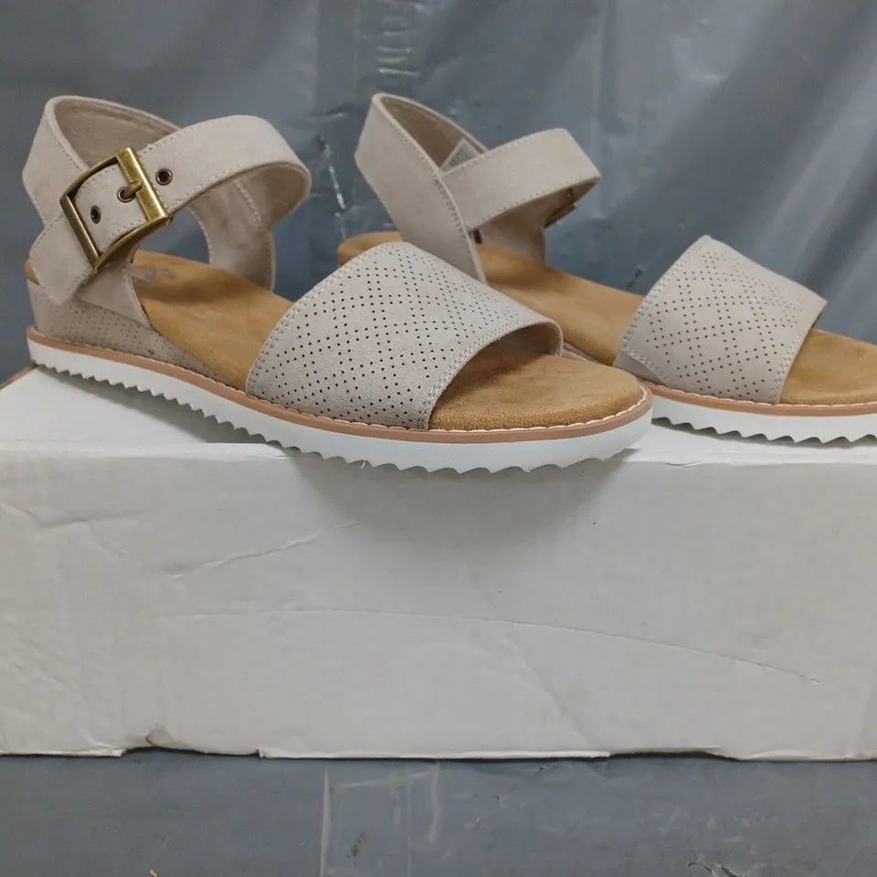 BOXED PAIR OF SKECHERS SANDALS IN TAUPE SIZE 5.5
