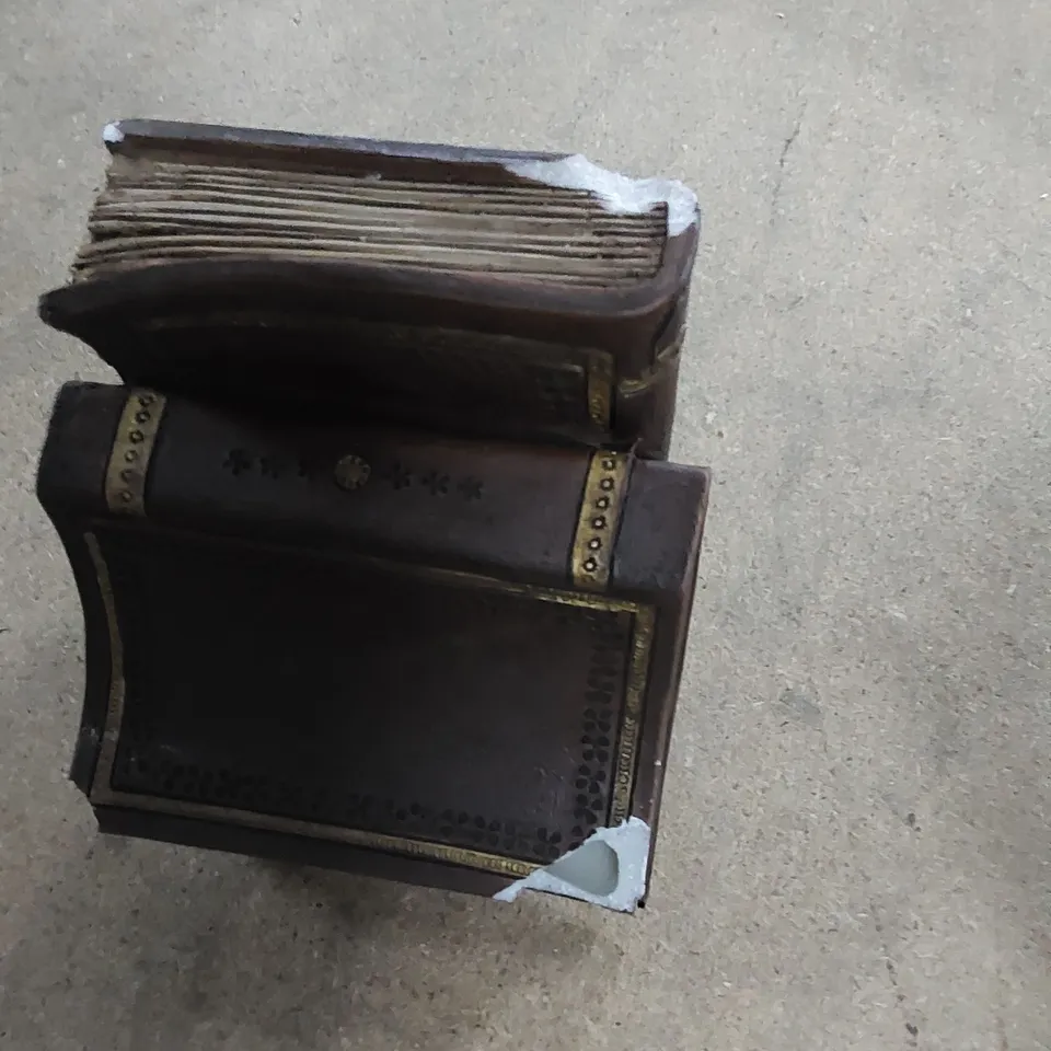 BOXED RESIN BOOKENDS 