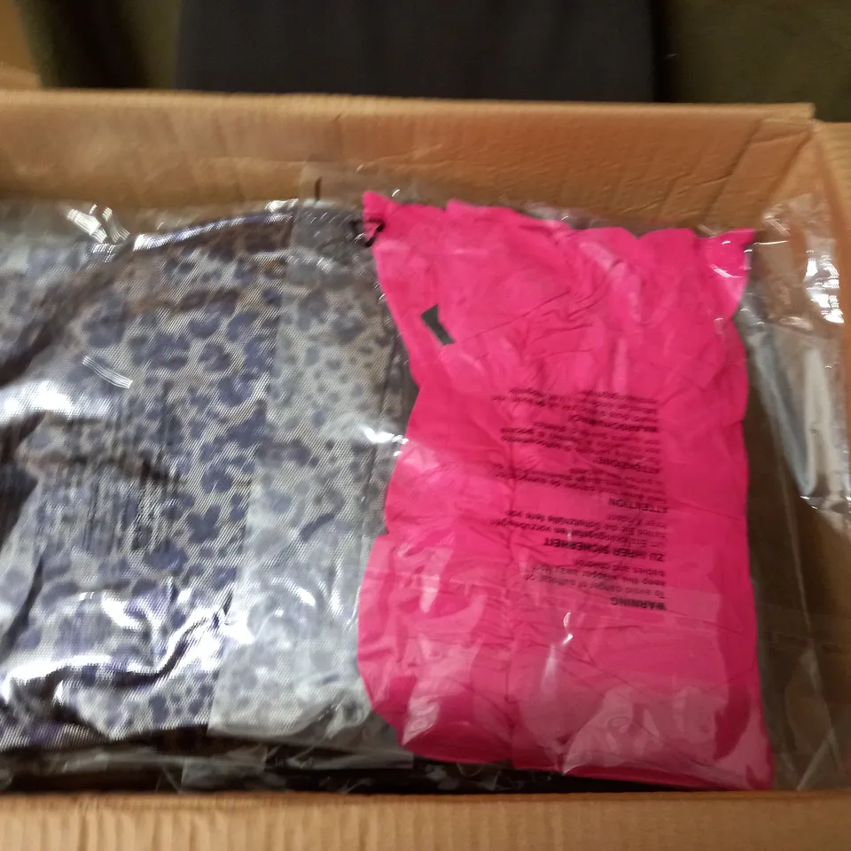 LOT OF APPROXIMATELY 40 ASSORTED AS NEW CLOTHING ITEMS IN VARIOUS SIZES