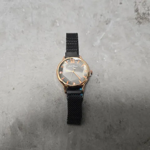 LADIES LA BANUS WATCH – 12 HOUR CLOCK - METAL STRAP WITH MAGNETIC CLASP