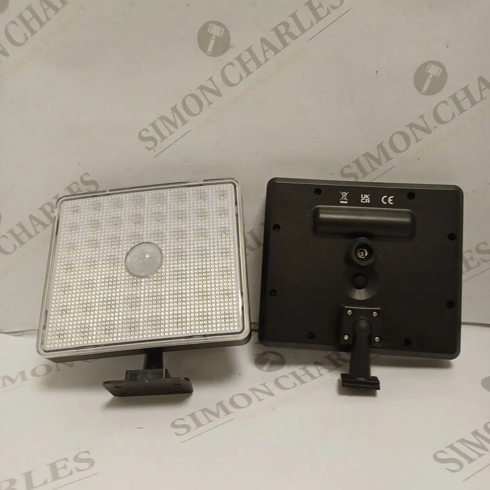 BOXED TAILCAS SOLAR SENSOR WALL LIGHT. 