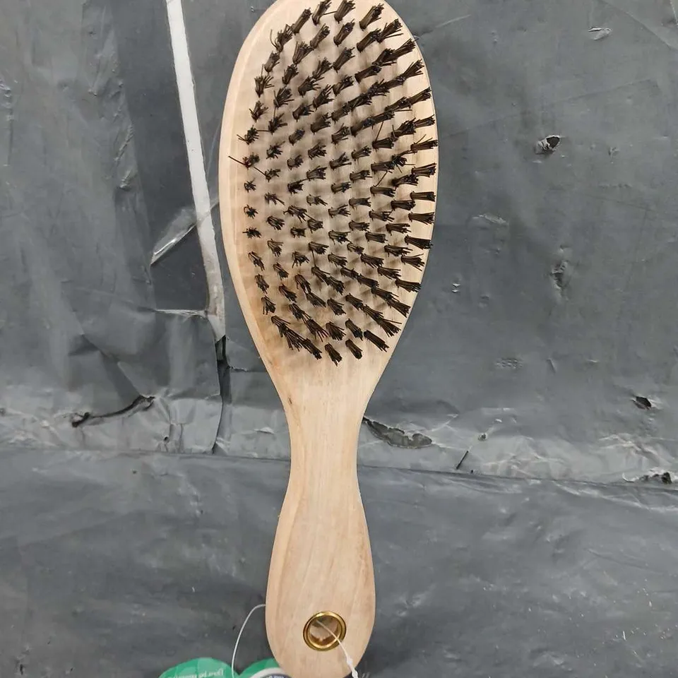 APPROXIMATELY 12 PET GROOMING BRUSH