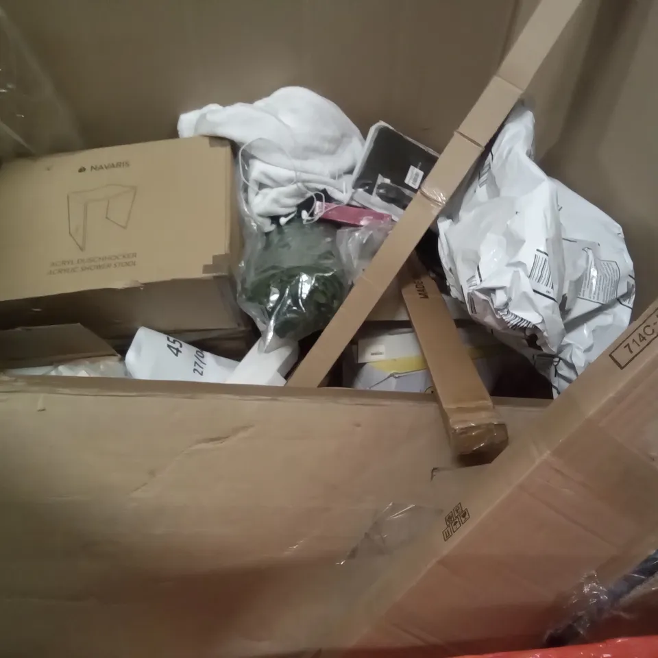 PALLET OF ASSORTED ITEMS INCLUDING AIR FRYER OVEN, METAL POSTERS, TAIYUHOMES VENETIAN BLIND, A3 DIAMOND PAINTING KIT, RETRACTABLE BABY GATE, CHRISTMAS BAUBLE SET