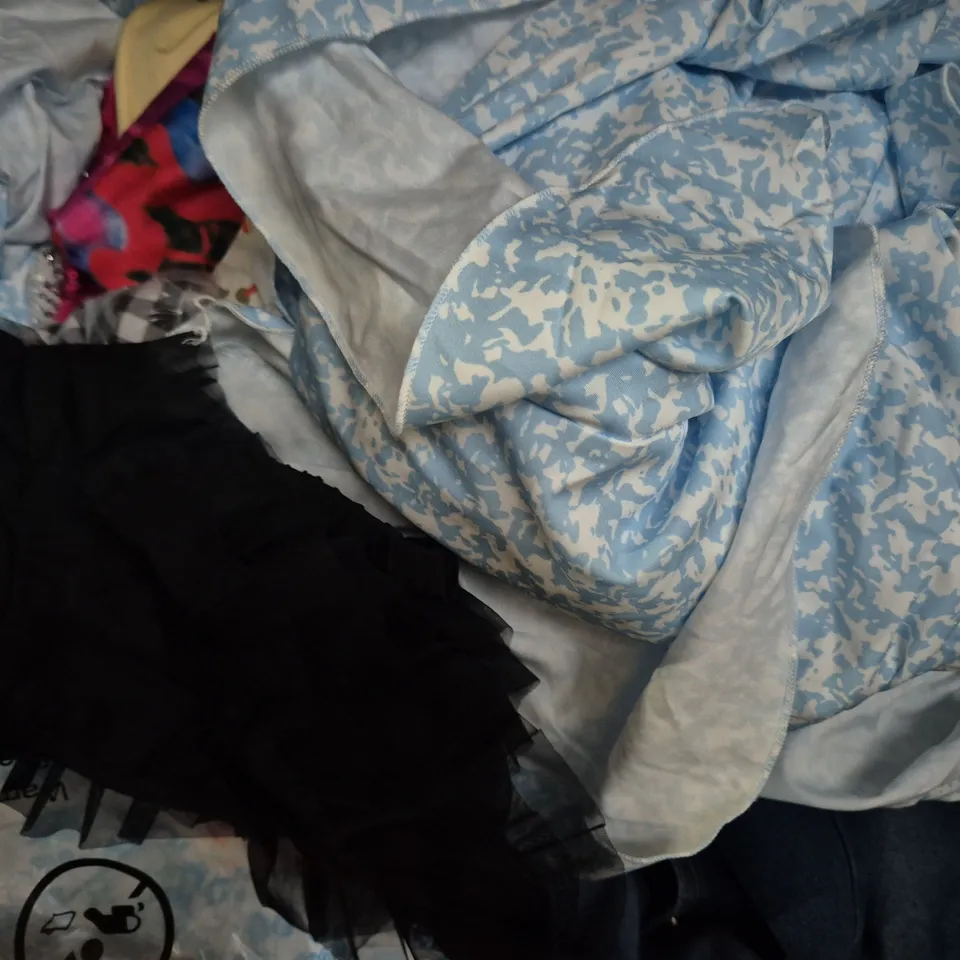 APPROXIMATELY 25 ASSORTED CLOTHING AND FASHION PRODUCTS IN VARIOUS STYLES AND SIZES - COLLECTION ONLY