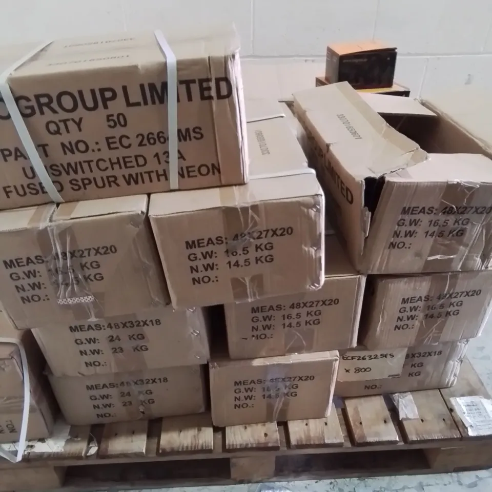 PALLET OF APPROXIMATELY 400 ASSORTED ECMO ITEMS TO INCLUDE - SINGLE FLOOR SOCKET SATIN STAINLESS STEEL , 13 AMP FUSED SPUR UNSWITCHED WITH NEON