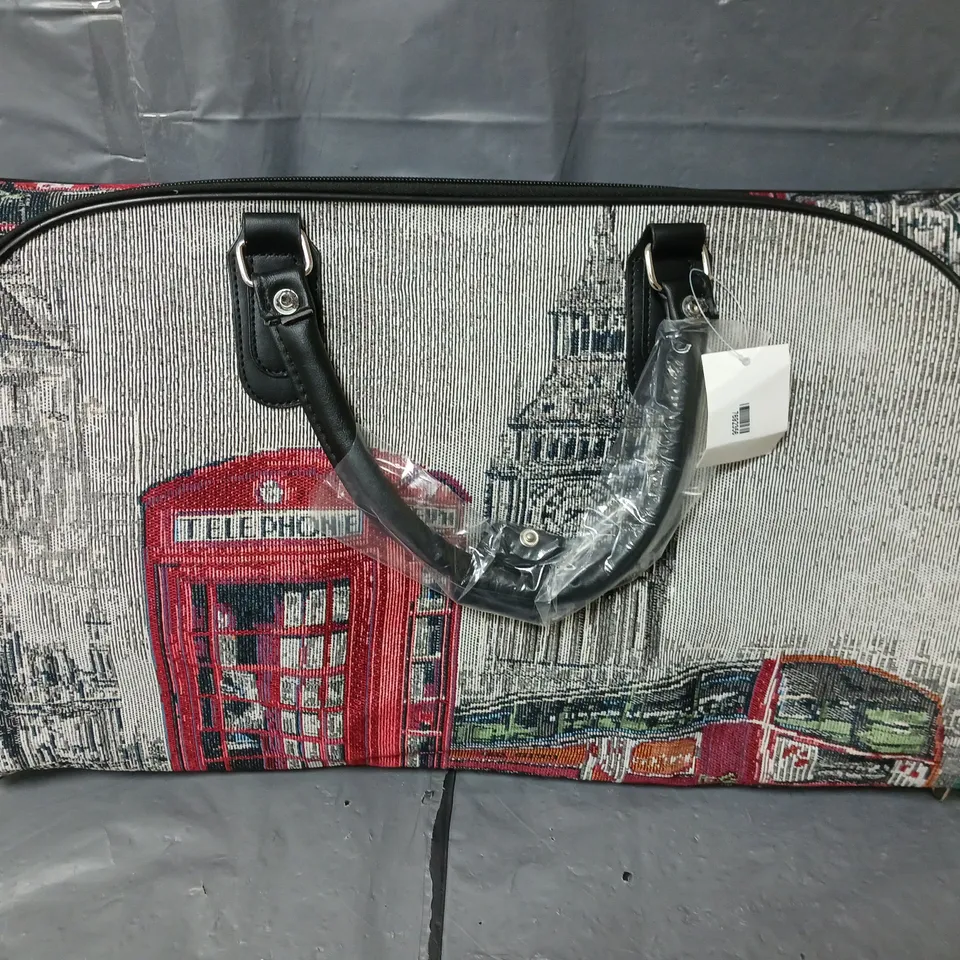 DUFFLE BAG WITH WHEELS IN LONDON DESIGN