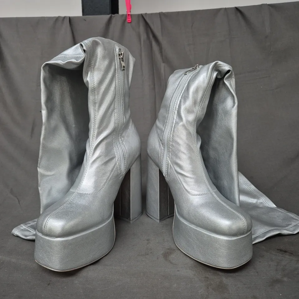 BOXED PAIR OF KOI REDEMPTION V2 SILVER THIGH-HIGH BOOTS UK SIZE 7