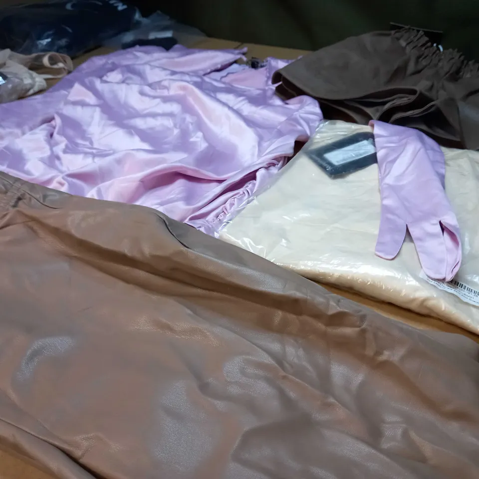LOT OF APPROX 20 ASSORTED CLOTHING ITEMS VARYING IN SIZE/COLOUR/STYLE TO INCLUDE: TROUSERS, SKIRTS, TOPS
