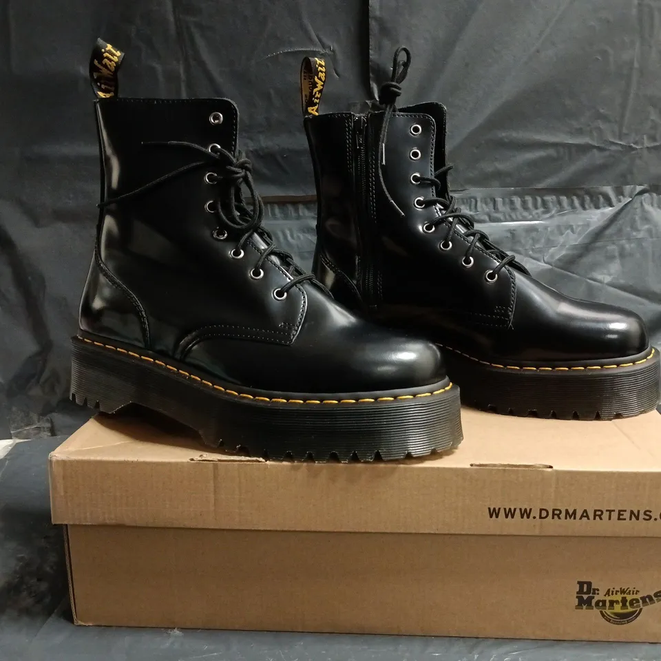 BOXED PAIR OF DR MARTENS JADON ANKLE BOOTS IN BLACK SIZE UK 9.5