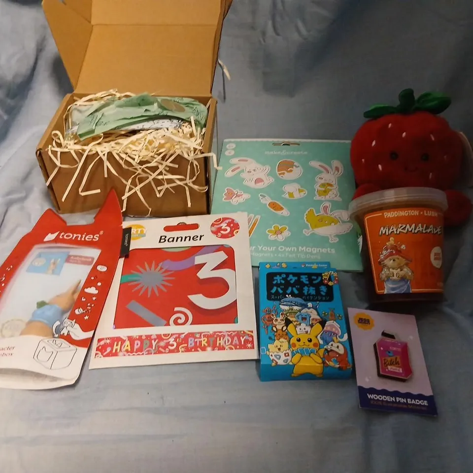 LARGE QUANTITY OF ASSORTED TOYS AND ACCESSORIES TO INCLUDE; PARTY BANNER, PADDINGTON X LUSH MARMALADE BODY WASH, TONIES AUDIO CHARACTER, PALM PALS STRAWBERRY AND COLOUR YOUR OWN MAGNETS