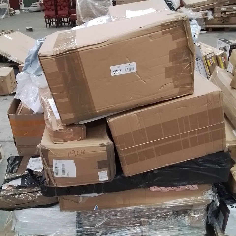 PALLET CONTAINING VARIOUS ASSORTED BOXED HOUSEHOLD RETURNS/ELECTRICAL/GARDEN ITEMS TO INCLUDE: PICTURE FRAMES,  WATTER FLASK, POWER CABLE LEAD, HOT PLATE ETC. 