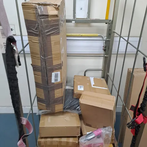 CAGE OF APPROXIMATELY 10 ASSORTED ITEMS TO INCLUDE RAPID 2 , BEDDING AND ORNAMNETS