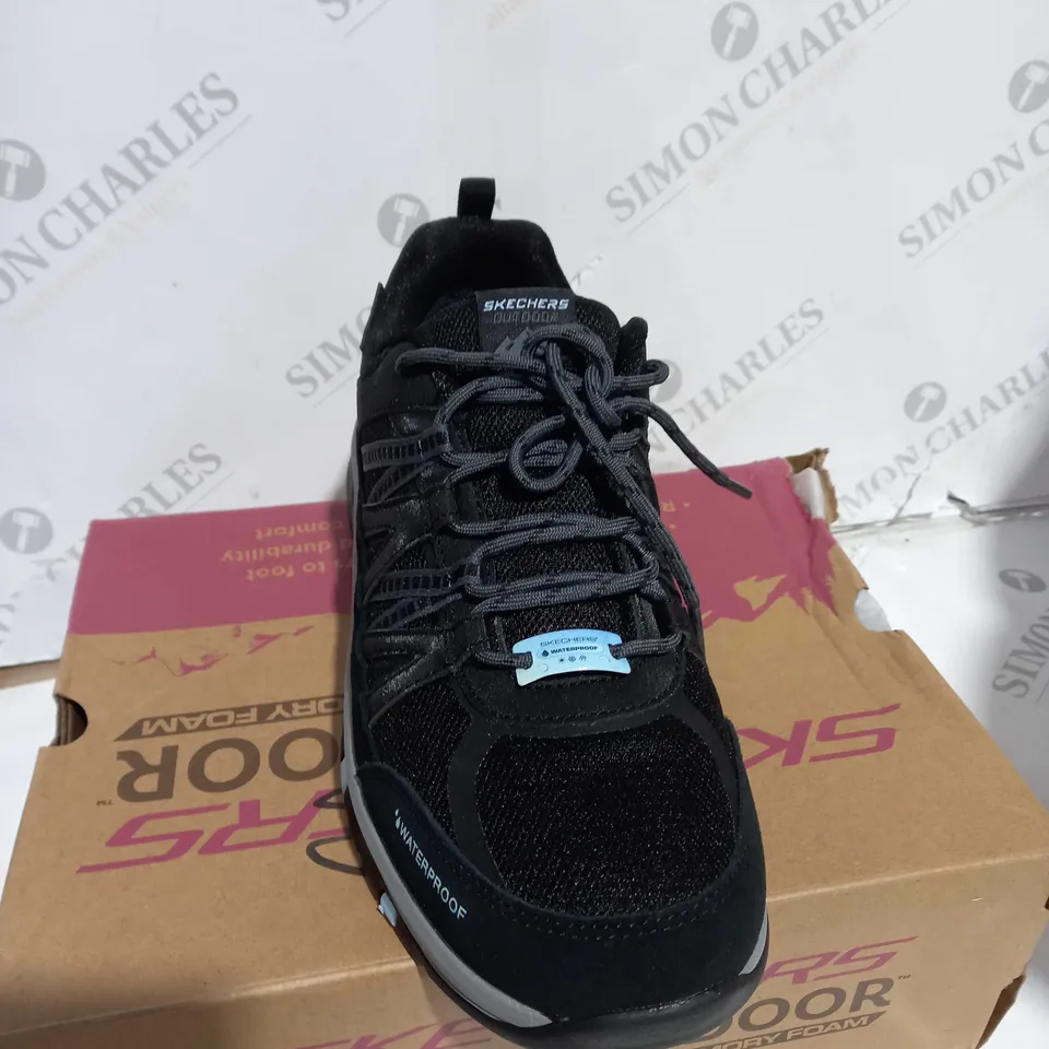BOXED PAIR OF SKECHERS TREGO WATERPROOF HIKING BOOTS IN BLACK - SIZE 8