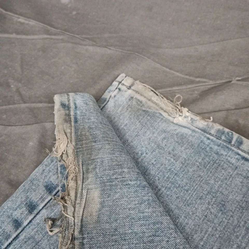 DIESEL DENIM JEANS IN LIGHT WASH SIZE 27