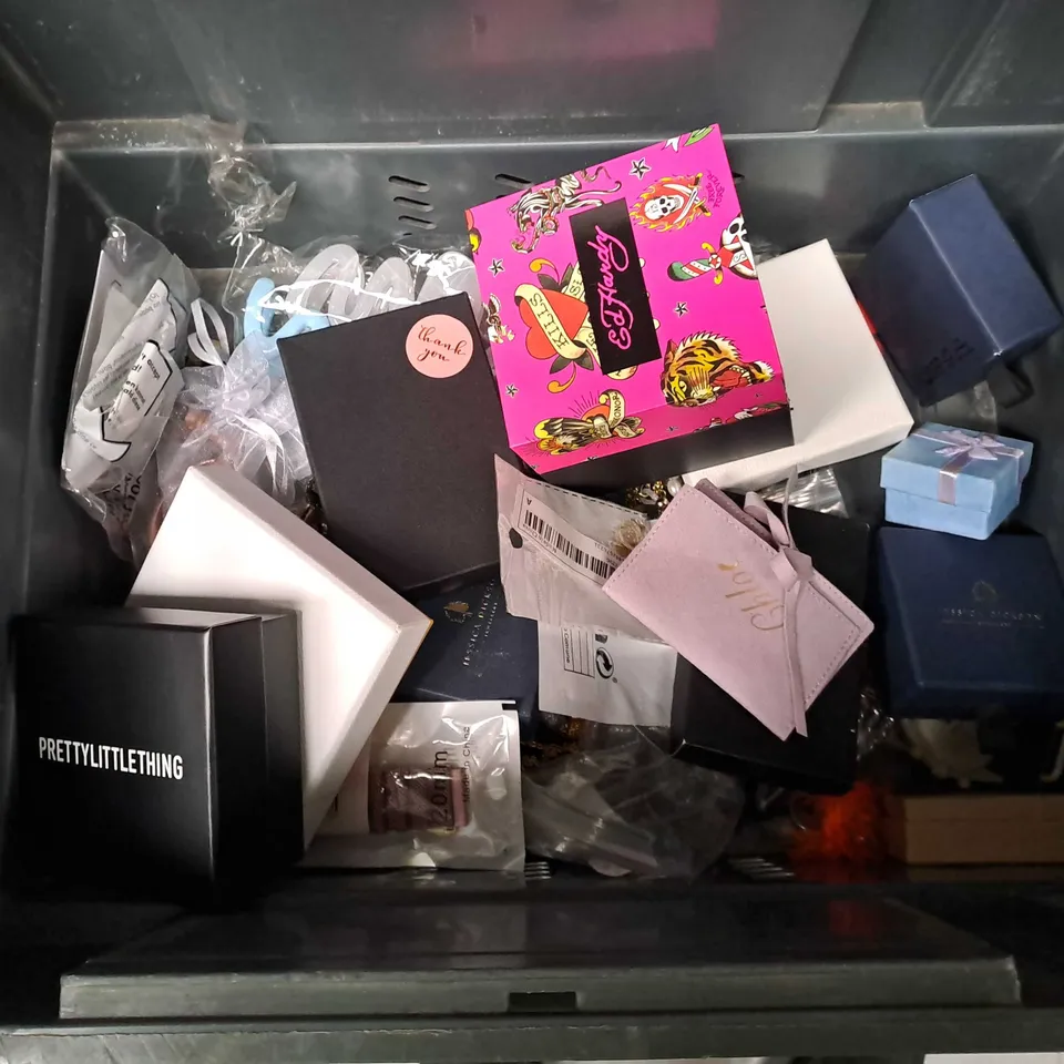 APPROXIMATELY 25 ASSORTED JEWELLERY PRODUCTS TO INCLUDE RINGS , WATCHES , NECKLACES , ETC  