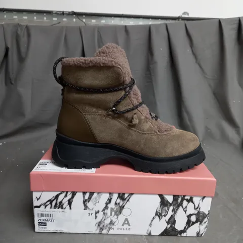 BOXED PAIR OF MODA IN PELLE ZERMATT KHAKI TRIMMED BOOTS IN SUEDE SIZE 4