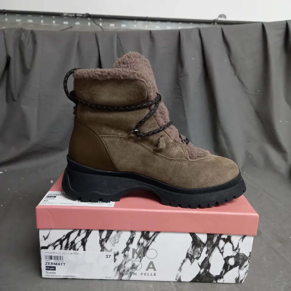 BOXED PAIR OF MODA IN PELLE ZERMATT KHAKI TRIMMED BOOTS IN SUEDE SIZE 4