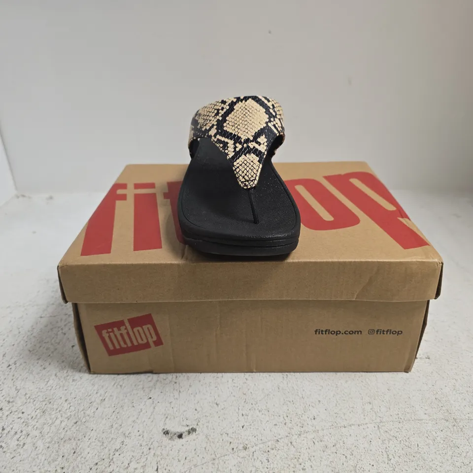 BOXED PAIR OF FITFLOP LULU SNAKE TOE-POST SANDALS IN HAZY TAUPE/BLACK SIZE UK 4