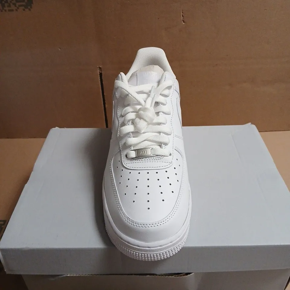 NIKE WHITE AIR FORCE 1 TRAINERS BOXED SIZE 9.5