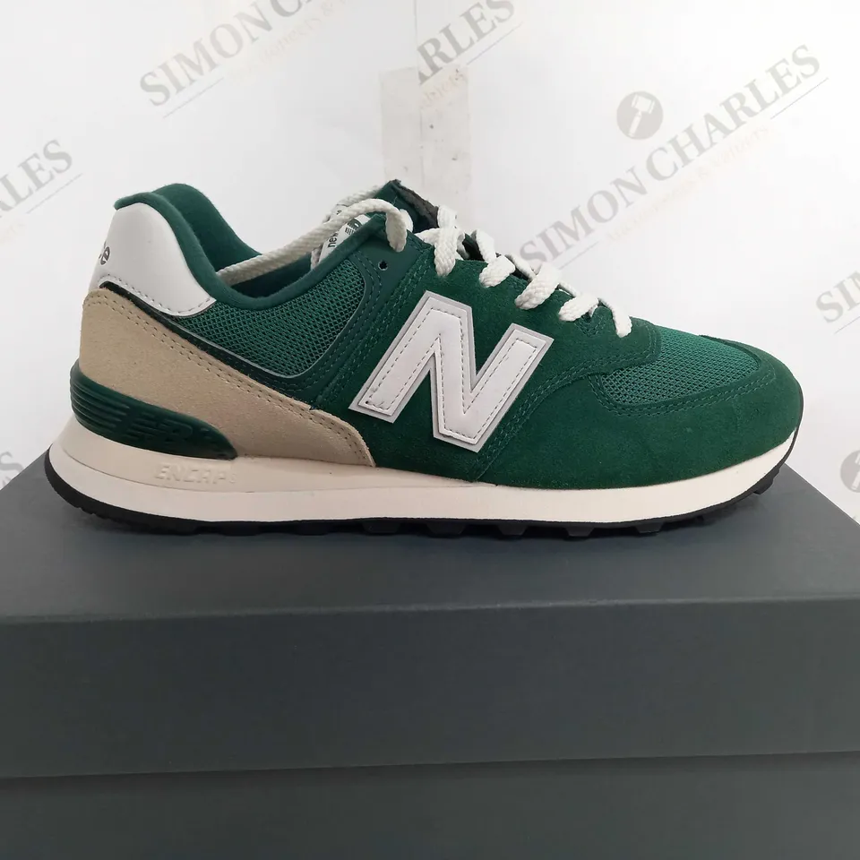 BOXED NEW BALANCE 547 ABUNDANT GREEN TRAINERS - UK 9 