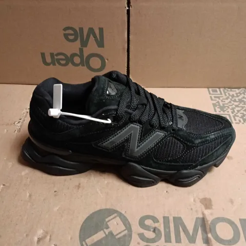 PAIR OF NEW BALANCE TRAINERS IN BLACK - 7.5