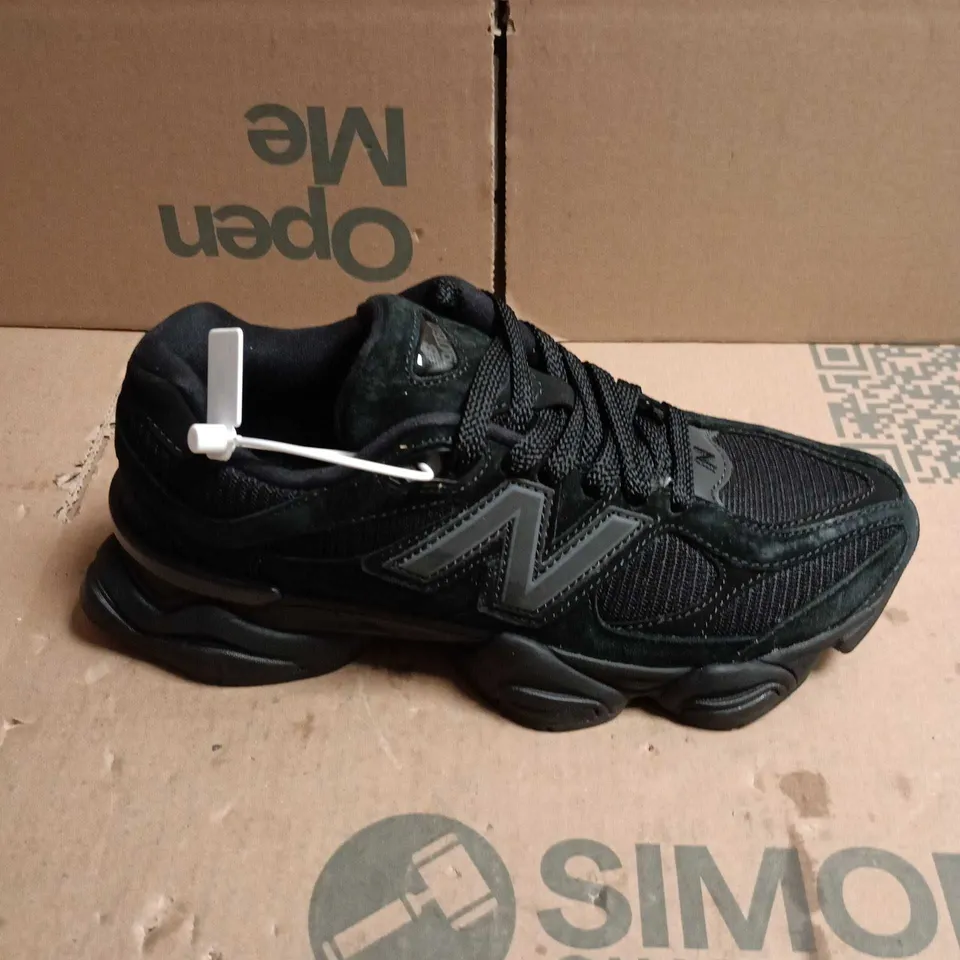 PAIR OF NEW BALANCE TRAINERS IN BLACK - 7.5