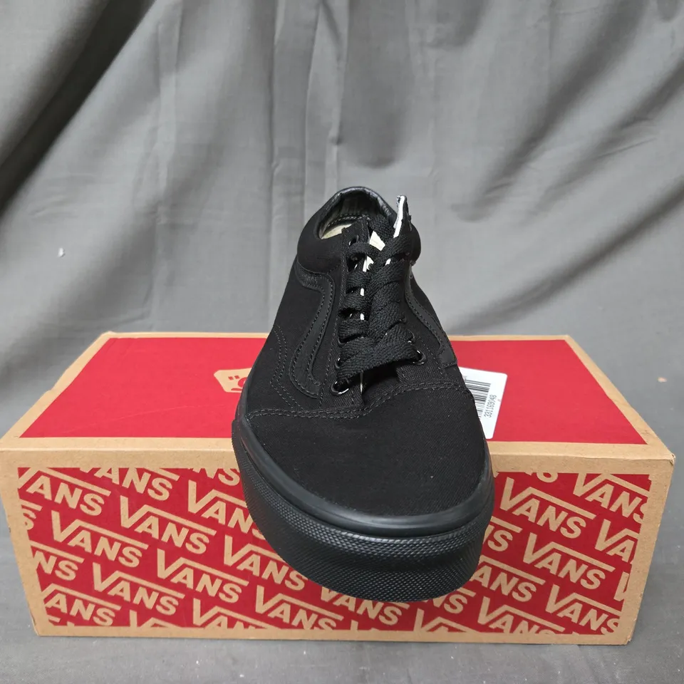 VANS UNISEX UA OLD SKOOL TRAINERS - BLACK - UK 6