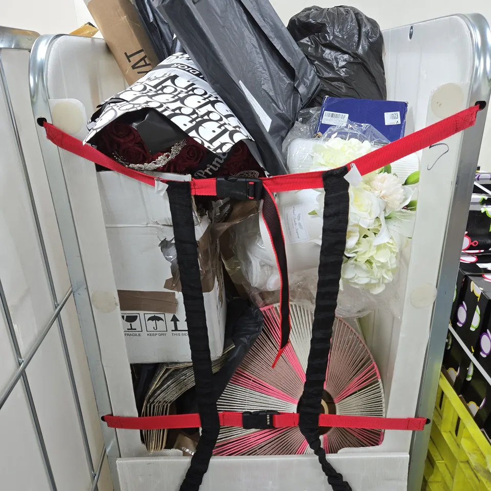 CAGE OF APPROXIMATELY 20 ASSORTED ITEMS TO INCLUDE: CASABELLA CUSHIONS