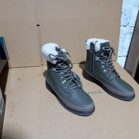 EMU AUSTRALIA OKAB DARK OLIVE BOOT SIZE 5 