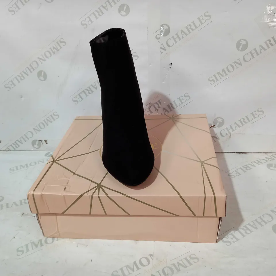 BOXED PAIR OF ESSEX GLAM FAUX SUEDE HEELED ANKLE HIGH SHOES IN BLACK UK SIZE 5
