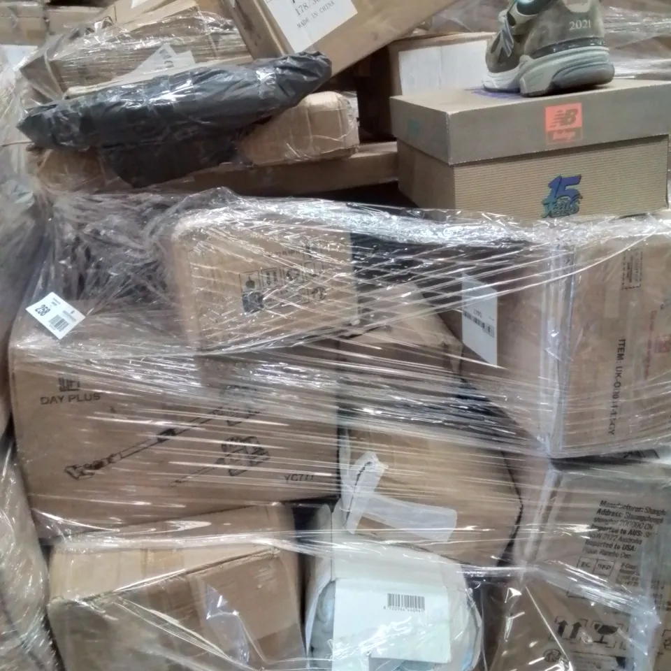 PALLET CONTAINING VARIOUS ASSORTED BOXED ITEMS TO INCLUDE: CORDLESS VACUUM CLEANER, NEW BALANCE TRAINERS, RICE COOKER, AND LOTS MORE UNMARKED BOXED ITEMS 