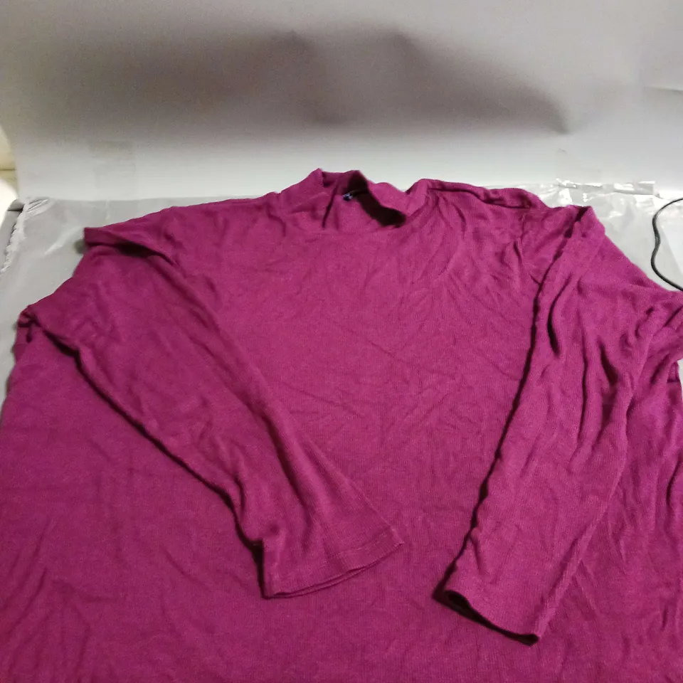 APPROXIMATELY 20 CLOTHING ITEMS TO INCLUDE DRESSES AND JUMPERS