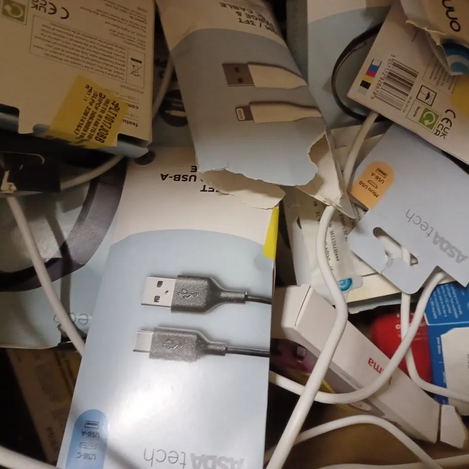 APPROXIMATELY 20 ASSORTED TECH PRODUCTS TO INCLUDE WIRELESS HEADPHONES, DVD PLAYER, HDTV INDOOR AERIAL 