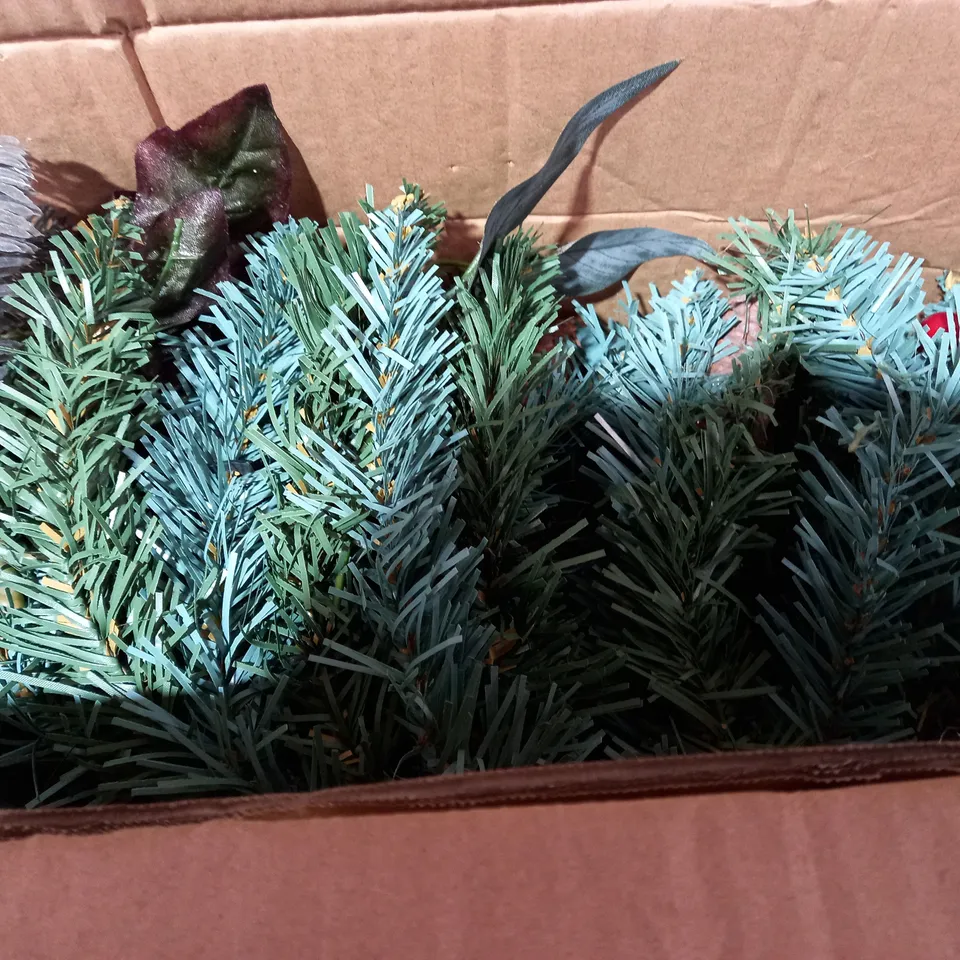 BOXED PRE-LIT RED BERRY CHRISTMAS WREATH - 80 CM RRP £44.99