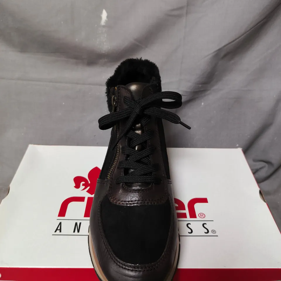 BOXED PAIR OF RIEKER WOMEN'S ANKLE BOOTS WITH FUR LINING – BLACK/BROWN LEATHER - SIZE 7.5