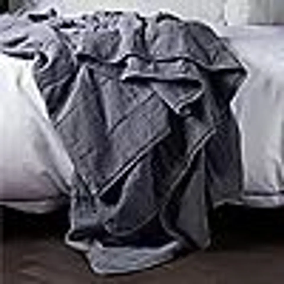 SECRET LINEN STORE QUILTED THROW LIGHT GREY KING