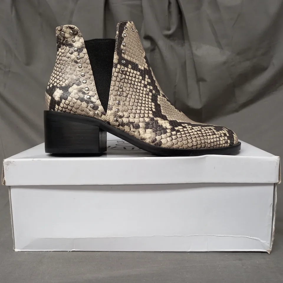 BOXED PAIR OF STEVE MADDEN CADE LEATHER ANKLE BOOTS IN BEIGE EU SIZE 36
