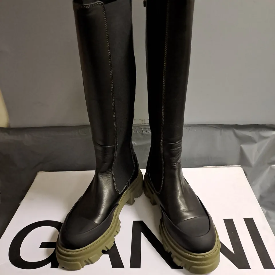 BOXED PAIR OF GANNI KNEE HIGH LEATHER CHELSEA BOOTS IN BLACK/GREEN SIZE EU 40