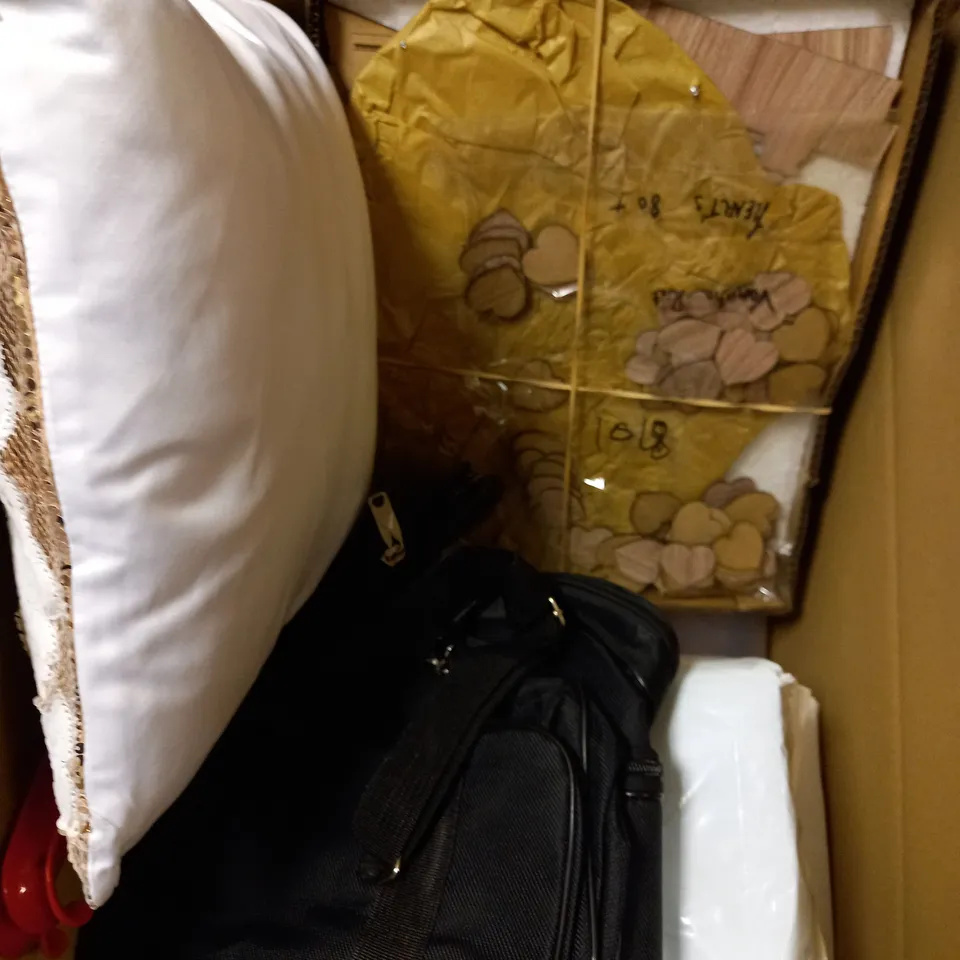 BOX OF APPROXIMATELY 10 ASSORTED HOUSEHOLD ITEMS TO INCLUDE SHOWER CADDY, BLACKOUT CURTAINS, DECORATIVE THROW ETC